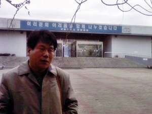올해만 벌써 몇번째 방문인지, 서울구치소 앞에 선 푸른소 올해만 벌써 몇번째 방문인지, 서울구치소 앞에 선 푸른소