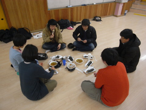 시작 2시간 전 준비위원들은 김밥과 어묵국물로 식사를 하고 있습니다. 시작 2시간 전 준비위원들은 김밥과 어묵국물로 식사를 하고 있습니다.