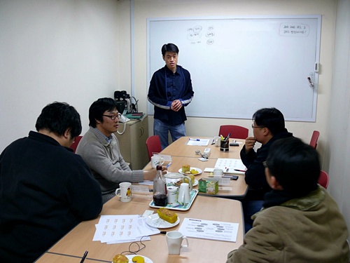 cfile8.uf.112920204B6687C5775270.jpg|왼쪽 위로부터 시계방향으로 배선장 님, 김용균 님, 이주환 님, 왕수용 님, 그리고 기록을 맡은 인턴 최현기 님. |width=400 height=300 cfile8.uf.112920204B6687C5775270.jpg|왼쪽 위로부터 시계방향으로 배선장 님, 김용균 님, 이주환 님, 왕수용 님, 그리고 기록을 맡은 인턴 최현기 님. |width=400 height=300