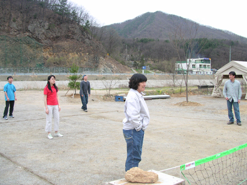 cfile21.uf.1234980E49DB1173160BA0.jpg|나름 젊은이팀이 초반엔 열세였어요.|cfile5.uf.12228A0B49DB1175755796.jpg|사진발 잘 받는 곰탱.|cfile23.uf.1861AC0F49DB1174816A7D.jpg|뜻밖에 노익장팀에 속한 꾸리!|cfile21.uf.1760F20F49DB11750D54D9.jpg|견원지간이 왠말! 사이 너무 좋아진 KFC와 누나.|cfile4.uf.1859880C49DB11767784AF.jpg|결과는? 어쩌나 막판에 힘받은 젊은이팀이 완승^^|width=\