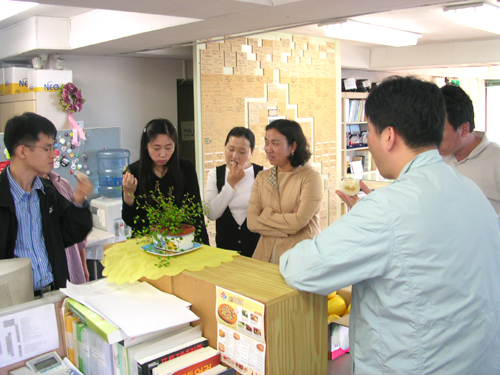 cfile24.uf.1462000F49DB118D4D6E96.jpg|깎아주기|cfile21.uf.115B2D0C49DB118EC32FF5.jpg|받아서 먹기|width=\