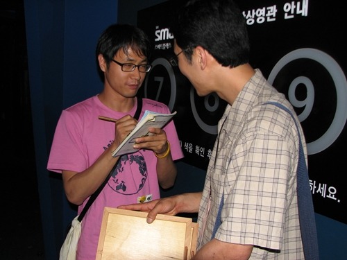 기자와 인터뷰 중인 윤 감독 기자와 인터뷰 중인 윤 감독