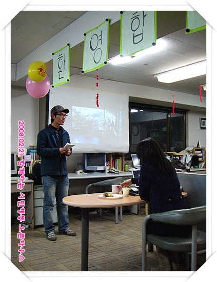 cfile24.uf.1434B10E49DB13758FA783.jpg|키워드를 통해서 본인을 왜 그렇게 설명하고 있습니다. 사진의 주인공은 꾸리(신태중 국장)|cfile22.uf.11240D0B49DB13750E4913.jpg|새로 운영위원에 당당히 선출되신 전승우 위원님|cfile2.uf.1334170E49DB1375223A4C.jpg|동안계의 가히 최고라 할 수 있는 산그늘(이병국 팀장)|cfile23.uf.1562350F49DB13753C5542.jpg|귀엽게 소개하고 있는 인턴 미니미 |cfile2.uf.1923A20B49DB137665B6F6.jpg|핑크(좋은기업만들기 유정 상근활동가)|cfile5.uf.1962620F49DB1376874685.jpg|눈이 안보입니다 ㅎㅎ 곰탱(박준우 팀장)|cfile3.uf.2023490B49DB13768CEDCF.jpg|지금은 PT를 보고 있습니다|cfile1.uf.1524400B49DB13779E47E1.jpg|PT에 들어가는 자막을 미니미(인턴) 라이브로 읊어주고 있습니다|cfile24.uf.1362450F49DB13785D3548.jpg||cfile3.uf.1959A20C49DB13786DE6F4.jpg||cfile21.uf.1336180E49DB1378526A7C.jpg||cfile2.uf.1534CF0E49DB137968050F.jpg|안식년에 들어간 10점(최인욱 예산감시국장), 누나(정란아 정책실장), 아렌지(이미희 상근활동가)|cfile24.uf.133C1D0D49DB137954D0EB.jpg|먼거리를 와주신 박관영님과 다정한 친구 난나야(채연하 팀장), 보기 좋지요? ^^|width=\