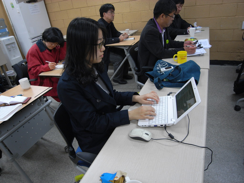 시민학교의 신비는 실시간으로 트윗을 통해 강좌를 생중계했고 이후 3번의 강좌 모두 트위터를 통해 실시간 공개했습니다. 시민학교의 신비는 실시간으로 트윗을 통해 강좌를 생중계했고 이후 3번의 강좌 모두 트위터를 통해 실시간 공개했습니다.