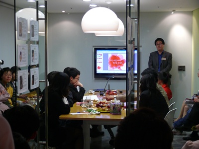 cfile5.uf.1257111249EFF7E17FA40C.jpg|자리가 모자라서 서서 듣고 있는 사람이 더 많아요|width=400 height=300 cfile5.uf.1257111249EFF7E17FA40C.jpg|자리가 모자라서 서서 듣고 있는 사람이 더 많아요|width=400 height=300